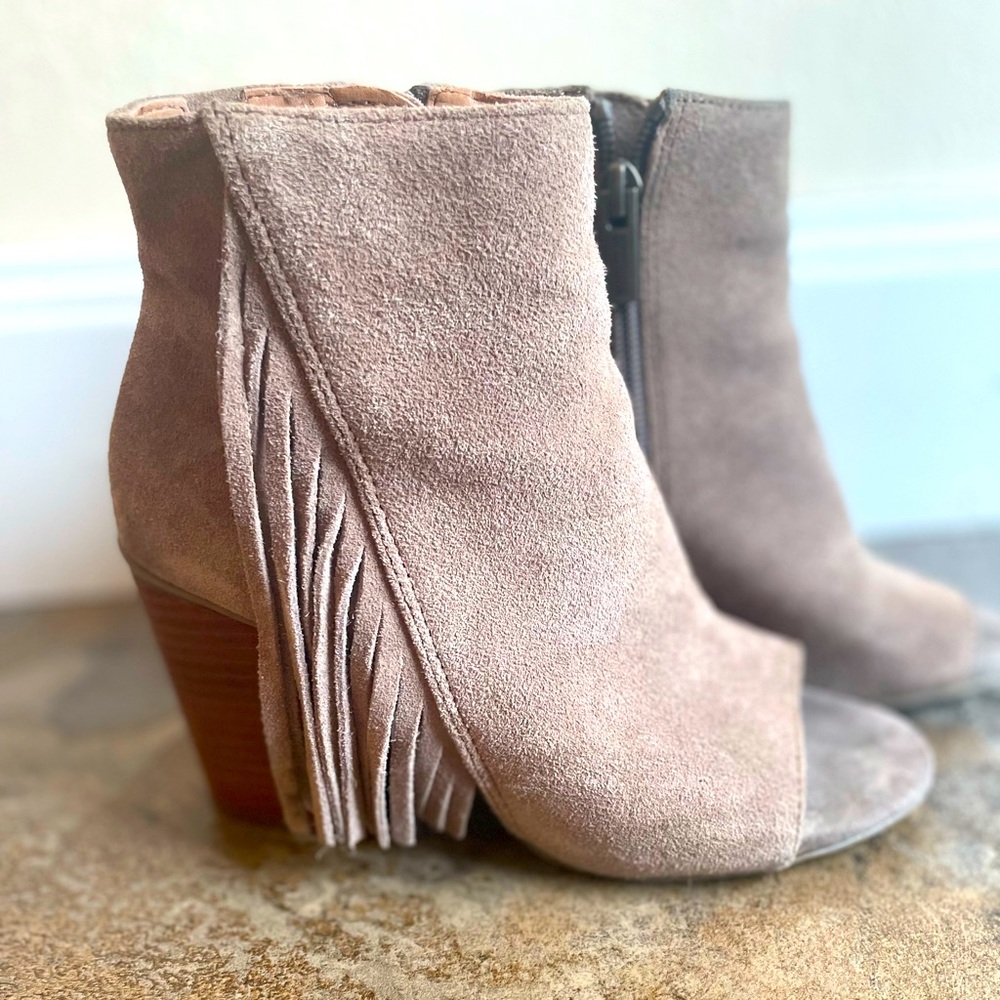 Kenneth Cole Reaction Fringe Frida Suede Booties. Size 5, gray/taupe